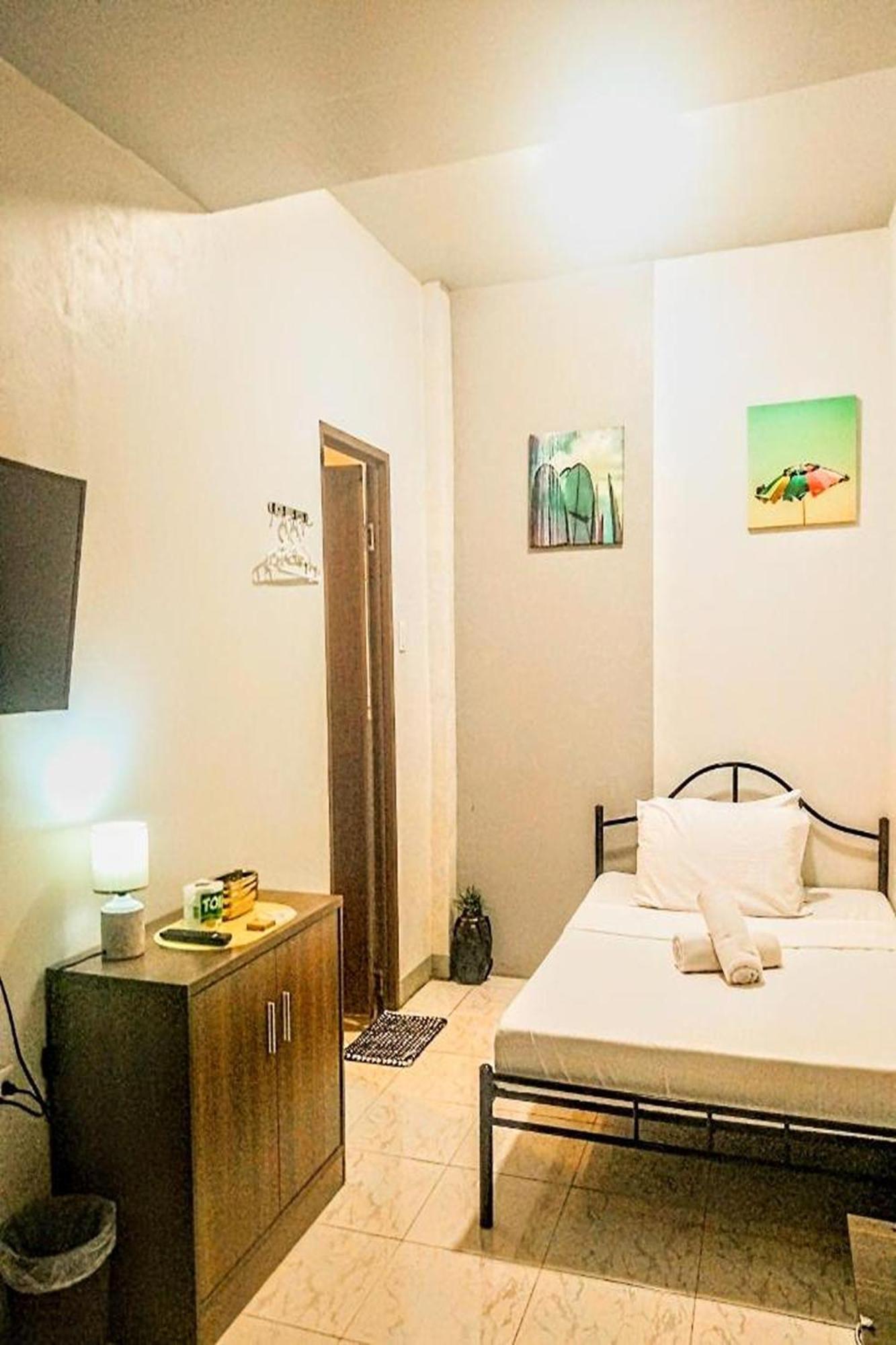 Hometel Barrio House Mactan Lapu-Lapu City Esterno foto